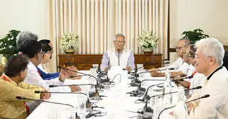 বিকেলে রাজনৈতিক দলগুলোর সঙ্গে বসবেন প্রধান উপদেষ্টা